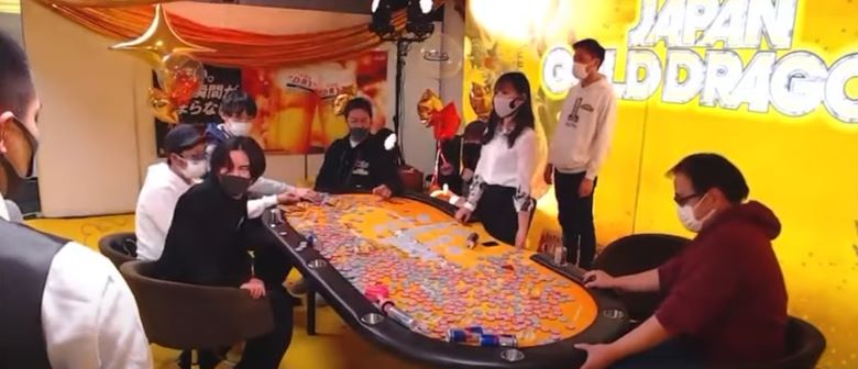 Tilt: Pokerspieler wirft aus Frust Finaltisch live im Stream um