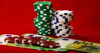 Willkommensbonus: Pokerchips und Geld