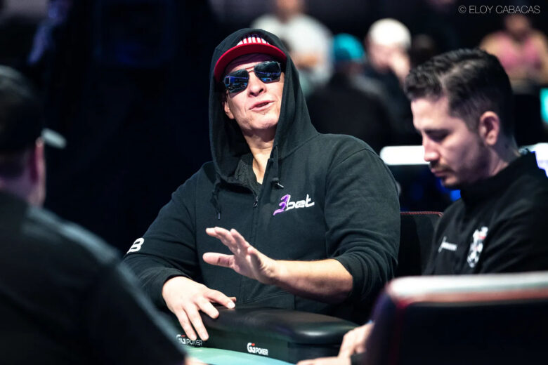 Greg Mueller, Ex-Eishockeyprofi, dreifacher WSOP-Bracelet-Gewinner und einziger Finalist mit Wikipedia-Eintrag, spielt seit der Full-Tilt-Ära.