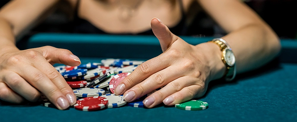 Ein Pokerspieler schiebt Pokerchips hin und her