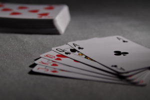 Lernen Sie, wie man Poker spielt.