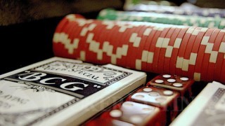 Cards und chips.
